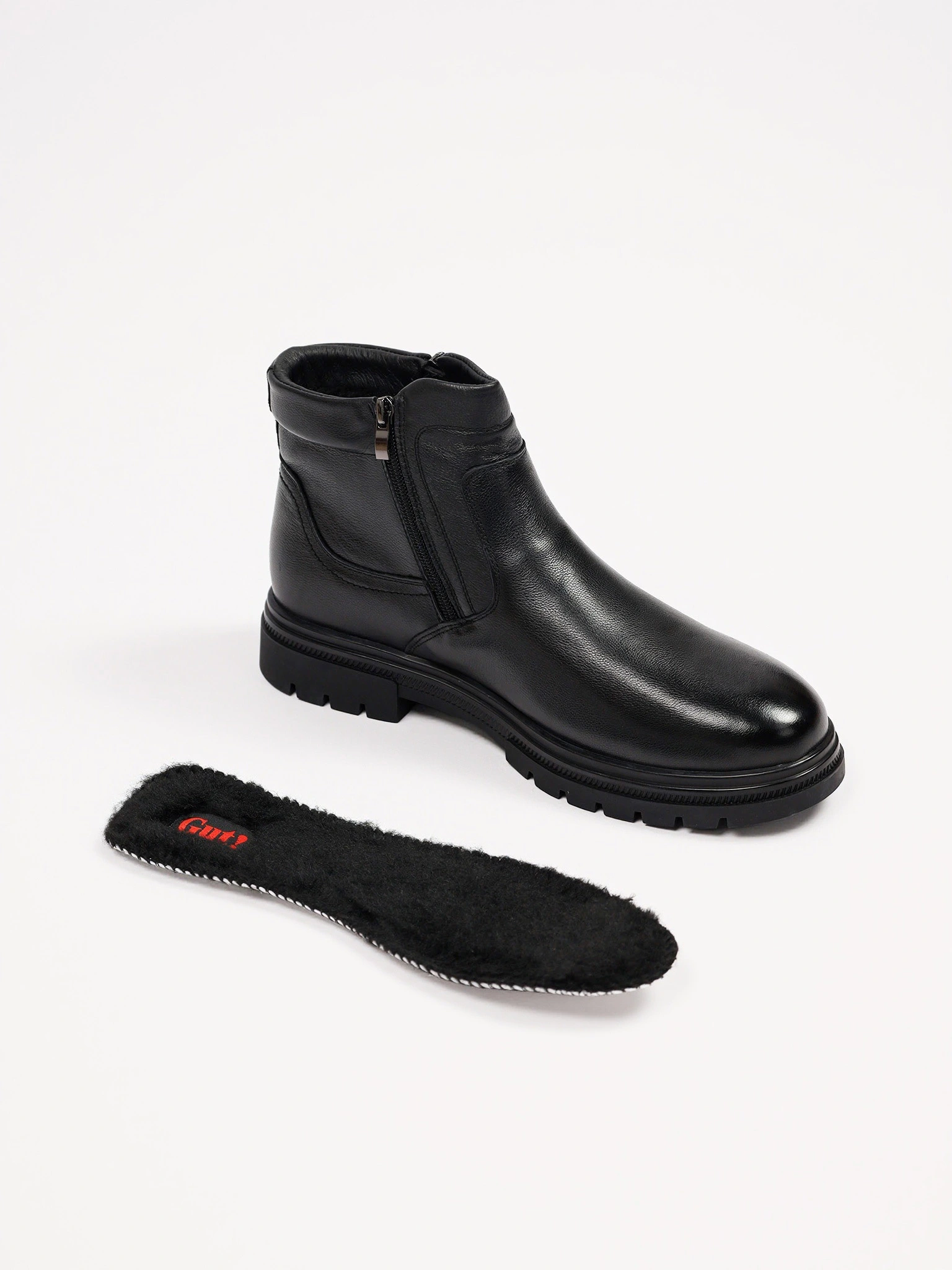 Ботинки черного цвета с двумя боковыми молниями на рельефной подошве